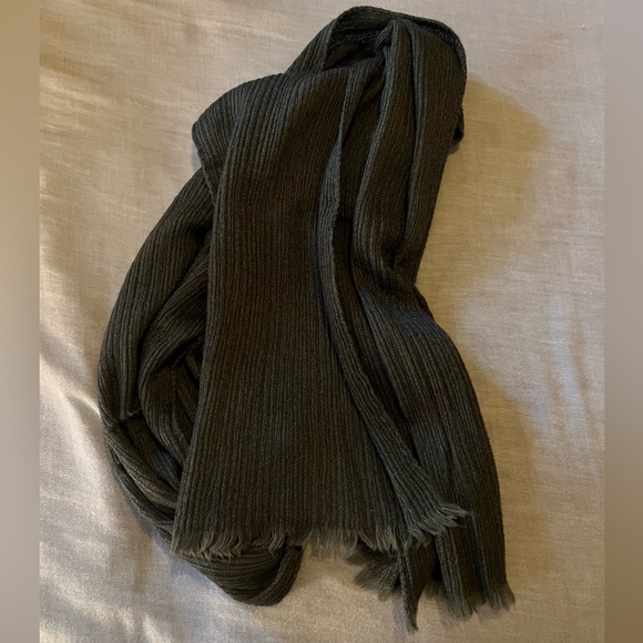 Bottega Veneta dark forest green cashmere lightweight scarf. - Picture 4 of 6